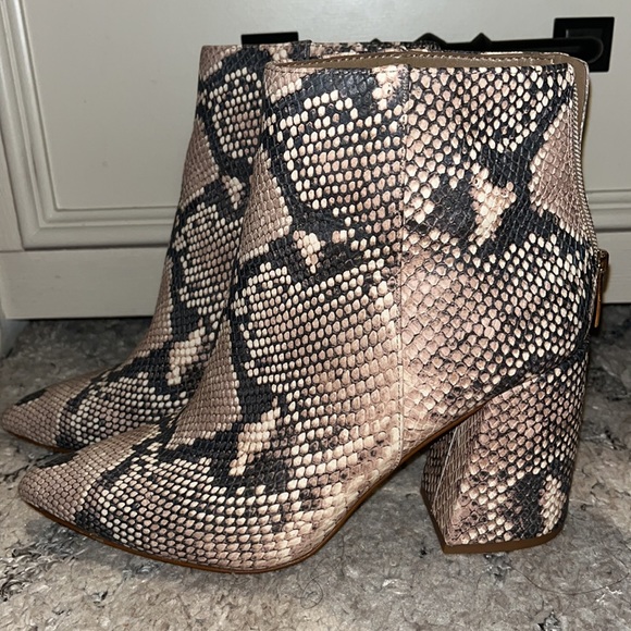 Vince Camuto Leather Chunky Heel - Picture 2 of 7